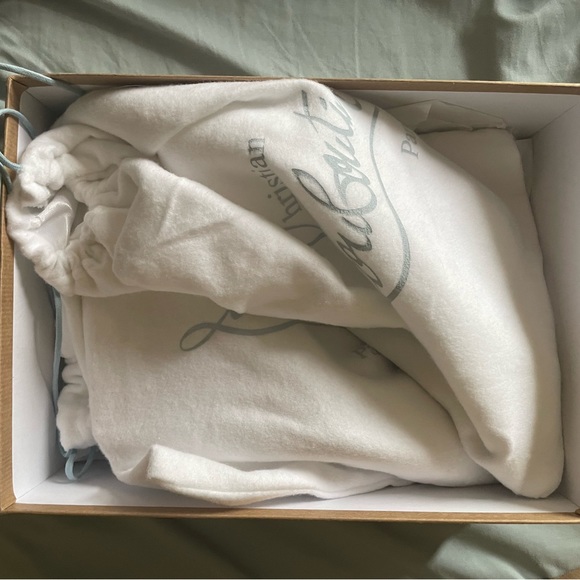 Perfect wedding day shoe for the beautiful princess bride! - Picture 3 of 7